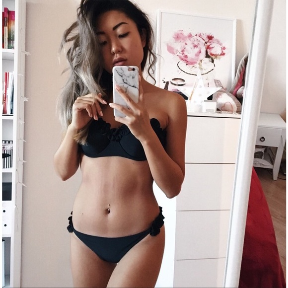 LAST ONE • Black Strapless Ruffle Push Up Bikini - Picture 4 of 8